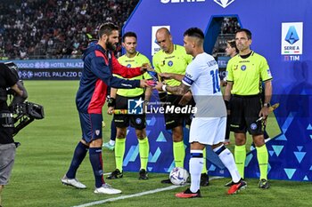 2023-08-28 - Leonardo Pavoletti of Cagliari Calcio, Lautaro Martinez of Inter FC - CAGLIARI CALCIO VS INTER - FC INTERNAZIONALE - ITALIAN SERIE A - SOCCER