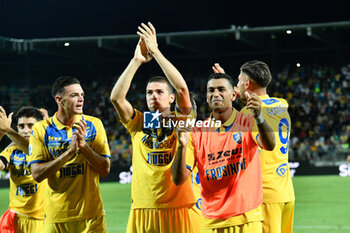 2023-08-26 - Frosinone Calcio players celebrate with the fans at the end of the match during the Italian Football Championship League A 2023/2024 match between Frosinone Calcio vs Atalanta BC at the Benito Stirpe stadium in Frosinone on 26 August 2023. - FROSINONE CALCIO VS ATALANTA BC - ITALIAN SERIE A - SOCCER