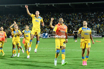 2023-08-26 - Frosinone Calcio players celebrate with the fans at the end of the match during the Italian Football Championship League A 2023/2024 match between Frosinone Calcio vs Atalanta BC at the Benito Stirpe stadium in Frosinone on 26 August 2023. - FROSINONE CALCIO VS ATALANTA BC - ITALIAN SERIE A - SOCCER