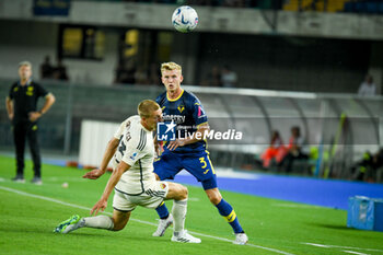 2023-08-26 - Verona's Josh Doig hindered by Roma's Rasmus Kristensen - HELLAS VERONA FC VS AS ROMA - ITALIAN SERIE A - SOCCER