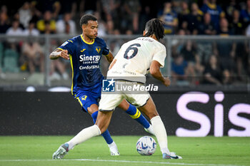 2023-08-26 - Verona's Cyril Ngonge hindered by Roma's Chris Smalling - HELLAS VERONA FC VS AS ROMA - ITALIAN SERIE A - SOCCER