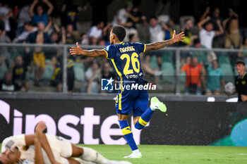 2023-08-26 - Verona's Cyril Ngonge celebrates after scoring a goal - HELLAS VERONA FC VS AS ROMA - ITALIAN SERIE A - SOCCER