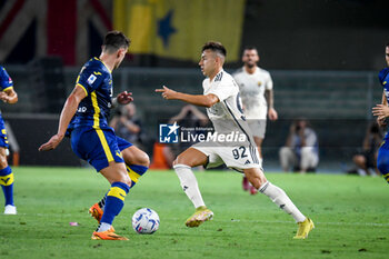 2023-08-26 - Roma's Stephan El Shaarawy in action against Verona's Giangiacomo Magnani - HELLAS VERONA FC VS AS ROMA - ITALIAN SERIE A - SOCCER