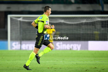 2023-08-26 - The referee of the match Daniele Doveri going to VAR - HELLAS VERONA FC VS AS ROMA - ITALIAN SERIE A - SOCCER