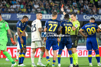 2023-08-26 - The referee of the match Daniele Doveri shows red card and send off Verona's Isak Hien - HELLAS VERONA FC VS AS ROMA - ITALIAN SERIE A - SOCCER