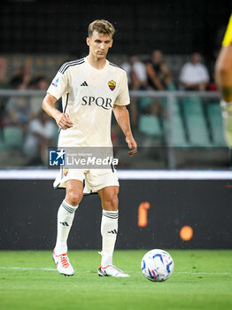 2023-08-26 - Roma's Diego Llorente portrait in action - HELLAS VERONA FC VS AS ROMA - ITALIAN SERIE A - SOCCER