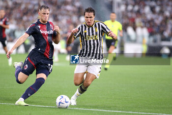 2023-08-27 - Sam Beukema (Bologna FC) vs Federico Chiesa (Juventus FC) - JUVENTUS FC VS BOLOGNA FC - ITALIAN SERIE A - SOCCER
