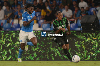 2023-08-27 - Zambo Anguissa of SSC Napoli competes for the ball with Armand Louriente of U.S. Sassuolo during Serie A between SSC Napoli vs US Sassuolo at Diego Armando Maradona Stadium - SSC NAPOLI VS US SASSUOLO - ITALIAN SERIE A - SOCCER