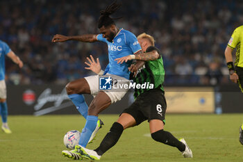 2023-08-27 - Zambo Anguissa of SSC Napoli competes for the ball with Uros Racic of U.S. Sassuolo during Serie A between SSC Napoli vs US Sassuolo at Diego Armando Maradona Stadium - SSC NAPOLI VS US SASSUOLO - ITALIAN SERIE A - SOCCER