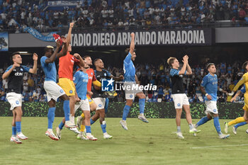 2023-08-27 - Napoli players greet the fans at the end of the match during Serie A between SSC Napoli vs US Sassuolo at Diego Armando Maradona Stadium - SSC NAPOLI VS US SASSUOLO - ITALIAN SERIE A - SOCCER