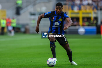 2023-09-03 - Denzel Dumfries of FC Internazionale seen in action during Serie A 2023/24 football match between FC Internazionale and ACF Fiorentina at Giuseppe Meazza Stadium, Milan, Italy on September 03, 2023 - INTER - FC INTERNAZIONALE VS ACF FIORENTINA - ITALIAN SERIE A - SOCCER
