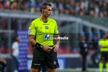 2023-09-03 - Referee Matteo Marchetti seen in action during Serie A 2023/24 football match between FC Internazionale and ACF Fiorentina at Giuseppe Meazza Stadium, Milan, Italy on September 03, 2023 - INTER - FC INTERNAZIONALE VS ACF FIORENTINA - ITALIAN SERIE A - SOCCER