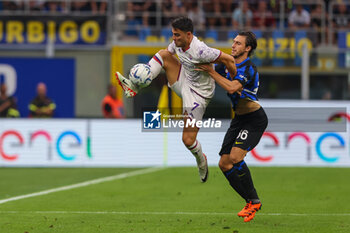 2023-09-03 - Riccardo Sottil of ACF Fiorentina competes for the ball with Matteo Darmian of FC Internazionale during Serie A 2023/24 football match between FC Internazionale and ACF Fiorentina at Giuseppe Meazza Stadium, Milan, Italy on September 03, 2023 - INTER - FC INTERNAZIONALE VS ACF FIORENTINA - ITALIAN SERIE A - SOCCER
