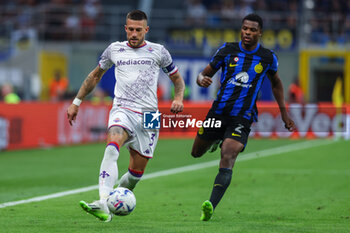 2023-09-03 - Cristiano Biraghi of ACF Fiorentina competes for the ball with Denzel Dumfries of FC Internazionale during Serie A 2023/24 football match between FC Internazionale and ACF Fiorentina at Giuseppe Meazza Stadium, Milan, Italy on September 03, 2023 - INTER - FC INTERNAZIONALE VS ACF FIORENTINA - ITALIAN SERIE A - SOCCER