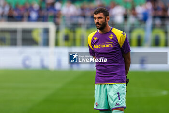 2023-09-03 - Pietro Terracciano of ACF Fiorentina warms up during Serie A 2023/24 football match between FC Internazionale and ACF Fiorentina at Giuseppe Meazza Stadium, Milan, Italy on September 03, 2023 - INTER - FC INTERNAZIONALE VS ACF FIORENTINA - ITALIAN SERIE A - SOCCER