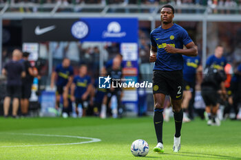 2023-09-03 - Denzel Dumfries of FC Internazionale warms up during Serie A 2023/24 football match between FC Internazionale and ACF Fiorentina at Giuseppe Meazza Stadium, Milan, Italy on September 03, 2023 - INTER - FC INTERNAZIONALE VS ACF FIORENTINA - ITALIAN SERIE A - SOCCER