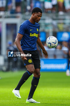 2023-09-03 - Denzel Dumfries of FC Internazionale warms up during Serie A 2023/24 football match between FC Internazionale and ACF Fiorentina at Giuseppe Meazza Stadium, Milan, Italy on September 03, 2023 - INTER - FC INTERNAZIONALE VS ACF FIORENTINA - ITALIAN SERIE A - SOCCER