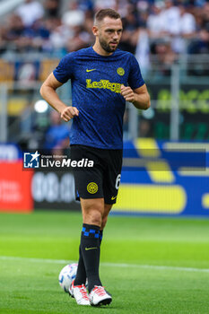2023-09-03 - Stefan De Vrij of FC Internazionale warms up during Serie A 2023/24 football match between FC Internazionale and ACF Fiorentina at Giuseppe Meazza Stadium, Milan, Italy on September 03, 2023 - INTER - FC INTERNAZIONALE VS ACF FIORENTINA - ITALIAN SERIE A - SOCCER