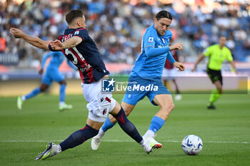2023-09-24 - Piotr Zielinski (Ssc Napoli) in action against Sam Beukema (Bologna Fc) - BOLOGNA FC VS SSC NAPOLI - ITALIAN SERIE A - SOCCER