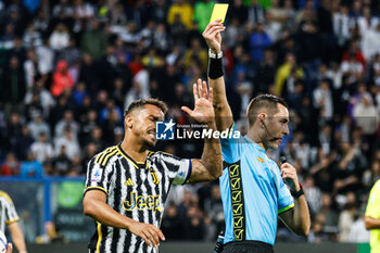2023-09-23 - The referee Andrea Colombo warns Danilo (Juventus) - US SASSUOLO VS JUVENTUS FC - ITALIAN SERIE A - SOCCER