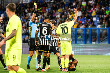 2023-09-23 - The referee Andrea Colombo warns Domenico Berardi (Sassuolo) - US SASSUOLO VS JUVENTUS FC - ITALIAN SERIE A - SOCCER