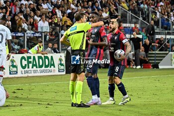 2023-09-27 - Federico La Penna, Arbitro, Referee, Nahitan Nandez of Cagliari Calcio - CAGLIARI CALCIO VS AC MILAN - ITALIAN SERIE A - SOCCER