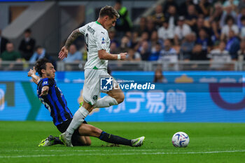 2023-09-27 - Andrea Pinamonti of US Sassuolo competes for the ball with Matteo Darmian of FC Internazionale during Serie A 2023/24 football match between FC Internazionale and US Sassuolo at Giuseppe Meazza Stadium, Milan, Italy on September 27, 2023 - INTER - FC INTERNAZIONALE VS US SASSUOLO - ITALIAN SERIE A - SOCCER