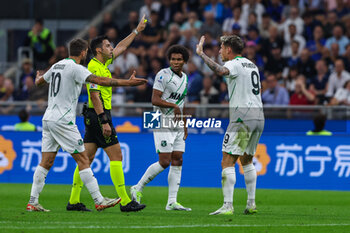 2023-09-27 - Andrea Pinamonti of US Sassuolo protests with Referee Luca Massimi during Serie A 2023/24 football match between FC Internazionale and US Sassuolo at Giuseppe Meazza Stadium, Milan, Italy on September 27, 2023 - INTER - FC INTERNAZIONALE VS US SASSUOLO - ITALIAN SERIE A - SOCCER