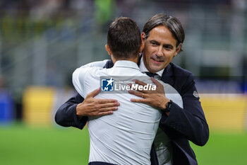 2023-09-27 - Simone Inzaghi Head Coach of FC Internazionale hugs Alessio Dionisi Head Coach of US Sassuolo during Serie A 2023/24 football match between FC Internazionale and US Sassuolo at Giuseppe Meazza Stadium, Milan, Italy on September 27, 2023 - INTER - FC INTERNAZIONALE VS US SASSUOLO - ITALIAN SERIE A - SOCCER