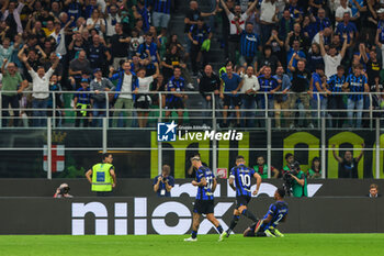 2023-09-27 - Denzel Dumfries of FC Internazionale celebrates after scoring a goal during Serie A 2023/24 football match between FC Internazionale and US Sassuolo at Giuseppe Meazza Stadium, Milan, Italy on September 27, 2023 - INTER - FC INTERNAZIONALE VS US SASSUOLO - ITALIAN SERIE A - SOCCER