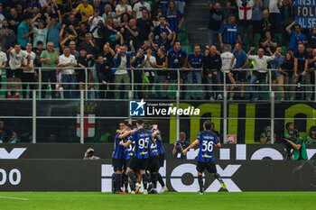 2023-09-27 - Denzel Dumfries of FC Internazionale celebrates with his teammates after scoring a goal during Serie A 2023/24 football match between FC Internazionale and US Sassuolo at Giuseppe Meazza Stadium, Milan, Italy on September 27, 2023 - INTER - FC INTERNAZIONALE VS US SASSUOLO - ITALIAN SERIE A - SOCCER