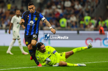 2023-09-27 - Lautaro Martinez of FC Internazionale competes for the ball with Andrea Consigli of US Sassuolo during Serie A 2023/24 football match between FC Internazionale and US Sassuolo at Giuseppe Meazza Stadium, Milan, Italy on September 27, 2023 - INTER - FC INTERNAZIONALE VS US SASSUOLO - ITALIAN SERIE A - SOCCER
