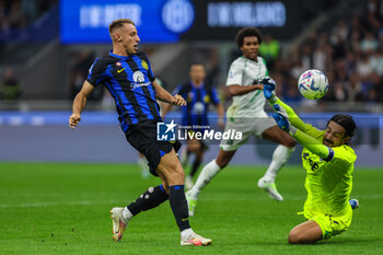 2023-09-27 - Davide Frattesi of FC Internazionale seen in action with Andrea Consigli of US Sassuolo during Serie A 2023/24 football match between FC Internazionale and US Sassuolo at Giuseppe Meazza Stadium, Milan, Italy on September 27, 2023 - INTER - FC INTERNAZIONALE VS US SASSUOLO - ITALIAN SERIE A - SOCCER