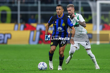 2023-09-27 - Alexis Sanchez of FC Internazionale competes for the ball with Samu Castillejo of US Sassuolo during Serie A 2023/24 football match between FC Internazionale and US Sassuolo at Giuseppe Meazza Stadium, Milan, Italy on September 27, 2023 - INTER - FC INTERNAZIONALE VS US SASSUOLO - ITALIAN SERIE A - SOCCER