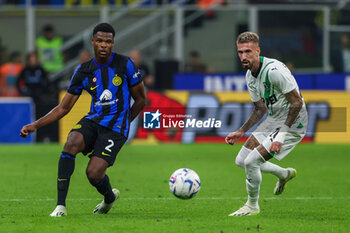 2023-09-27 - Samu Castillejo of US Sassuolo competes for the ball with Denzel Dumfries of FC Internazionale during Serie A 2023/24 football match between FC Internazionale and US Sassuolo at Giuseppe Meazza Stadium, Milan, Italy on September 27, 2023 - INTER - FC INTERNAZIONALE VS US SASSUOLO - ITALIAN SERIE A - SOCCER