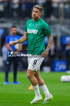 2023-09-27 - Andrea Pinamonti of US Sassuolo warms up during Serie A 2023/24 football match between FC Internazionale and US Sassuolo at Giuseppe Meazza Stadium, Milan, Italy on September 27, 2023 - INTER - FC INTERNAZIONALE VS US SASSUOLO - ITALIAN SERIE A - SOCCER
