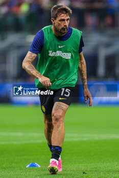 2023-09-27 - Francesco Acerbi of FC Internazionale warms up during Serie A 2023/24 football match between FC Internazionale and US Sassuolo at Giuseppe Meazza Stadium, Milan, Italy on September 27, 2023 - INTER - FC INTERNAZIONALE VS US SASSUOLO - ITALIAN SERIE A - SOCCER