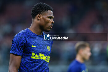 2023-09-27 - Denzel Dumfries of FC Internazionale looks on during Serie A 2023/24 football match between FC Internazionale and US Sassuolo at Giuseppe Meazza Stadium, Milan, Italy on September 27, 2023 - INTER - FC INTERNAZIONALE VS US SASSUOLO - ITALIAN SERIE A - SOCCER
