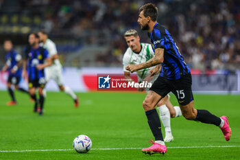 2023-09-27 - Francesco Acerbi of FC Internazionale seen in action during Serie A 2023/24 football match between FC Internazionale and US Sassuolo at Giuseppe Meazza Stadium, Milan, Italy on September 27, 2023 - INTER - FC INTERNAZIONALE VS US SASSUOLO - ITALIAN SERIE A - SOCCER