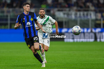 2023-09-27 - Alessandro Bastoni of FC Internazionale seen in action during Serie A 2023/24 football match between FC Internazionale and US Sassuolo at Giuseppe Meazza Stadium, Milan, Italy on September 27, 2023 - INTER - FC INTERNAZIONALE VS US SASSUOLO - ITALIAN SERIE A - SOCCER