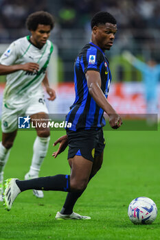 2023-09-27 - Denzel Dumfries of FC Internazionale seen in action during Serie A 2023/24 football match between FC Internazionale and US Sassuolo at Giuseppe Meazza Stadium, Milan, Italy on September 27, 2023 - INTER - FC INTERNAZIONALE VS US SASSUOLO - ITALIAN SERIE A - SOCCER