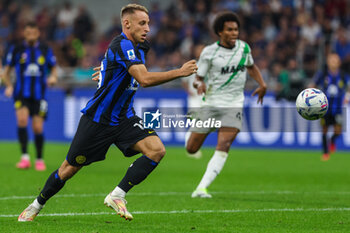 2023-09-27 - Davide Frattesi of FC Internazionale seen in action during Serie A 2023/24 football match between FC Internazionale and US Sassuolo at Giuseppe Meazza Stadium, Milan, Italy on September 27, 2023 - INTER - FC INTERNAZIONALE VS US SASSUOLO - ITALIAN SERIE A - SOCCER