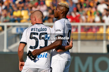 2023-09-30 - Victor Osimhen (SSC Napoli) celebrates after scoring a goal with Leo Ostigard (SSC Napoli) - US LECCE VS SSC NAPOLI - ITALIAN SERIE A - SOCCER