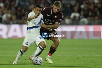 2023-09-30 - Alexis Sanchez of FC Internazionale competes for the ball with during Serie A between US Salernitana 1919 vs FC Internazionale at Arechi Stadium - US SALERNITANA VS INTER - FC INTERNAZIONALE - ITALIAN SERIE A - SOCCER