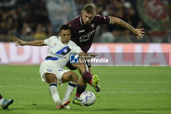2023-09-30 - Alexis Sanchez of FC Internazionale competes for the ball with during Serie A between US Salernitana 1919 vs FC Internazionale at Arechi Stadium - US SALERNITANA VS INTER - FC INTERNAZIONALE - ITALIAN SERIE A - SOCCER