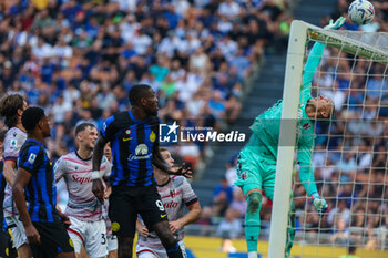 2023-10-07 - Marcus Thuram of FC Internazionale seen in action with Lukasz Skorupski of Bologna FC during Serie A 2023/24 football match between FC Internazionale and Bologna FC at Giuseppe Meazza Stadium, Milan, Italy on October 07, 2023 - INTER - FC INTERNAZIONALE VS BOLOGNA FC - ITALIAN SERIE A - SOCCER