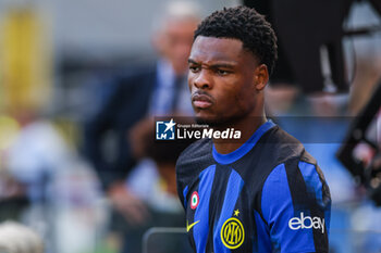 2023-10-07 - Denzel Dumfries of FC Internazionale looks on during Serie A 2023/24 football match between FC Internazionale and Bologna FC at Giuseppe Meazza Stadium, Milan, Italy on October 07, 2023 - INTER - FC INTERNAZIONALE VS BOLOGNA FC - ITALIAN SERIE A - SOCCER