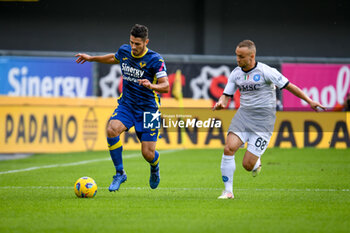 2023-10-21 - Verona's Davide Faraoni in action against Napoli's Stanislav Lobotka - HELLAS VERONA FC VS SSC NAPOLI - ITALIAN SERIE A - SOCCER