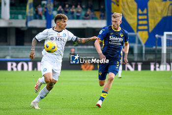 2023-10-21 - Napoli's Giovanni Di Lorenzo in action hindered by Verona's Josh Doig - HELLAS VERONA FC VS SSC NAPOLI - ITALIAN SERIE A - SOCCER
