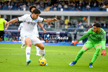 2023-10-21 - Napoli's Giovanni Simeone in action against Verona's Lorenzo Montipo' - HELLAS VERONA FC VS SSC NAPOLI - ITALIAN SERIE A - SOCCER